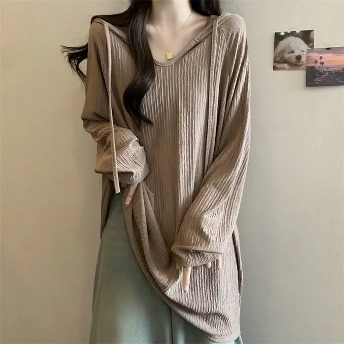 Le T-shirt à capuche et manches longues est un nouveau haut tendance ample et amincissant de style c