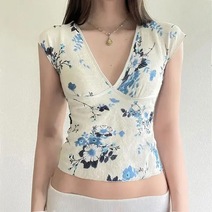 T-shirt à imprimé floral pour femme, col en V court, petite manche volante, haut ajusté