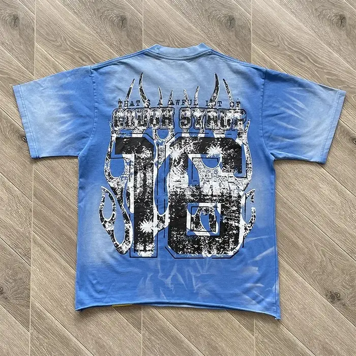 T-shirt à manches courtes avec imprimé flamme et effet délavé vieilli