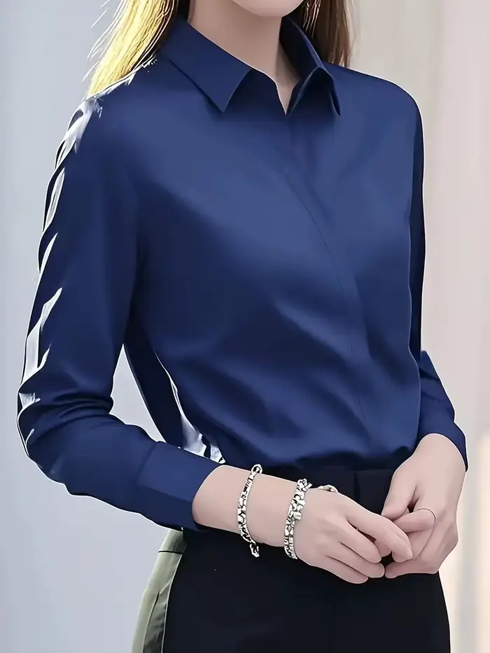 Chemise ajustée à manches longues pour femmes avec col classique