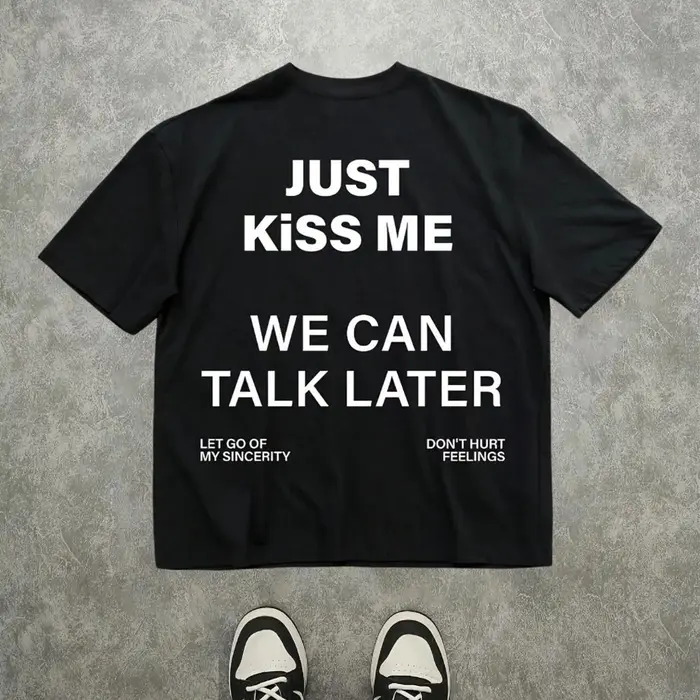 T-shirt noir pour homme avec des slogans blancs amusants et audacieux : Just Kiss Me and We Can Talk