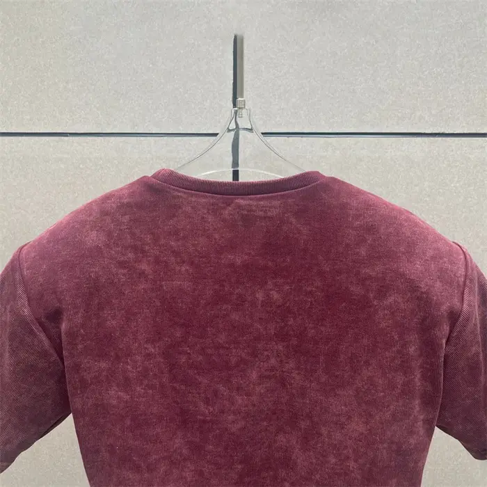 T-shirt femme nouveau haut tricoté élastique à manches courtes pour l'été 2025 épaulière coupe ajustée