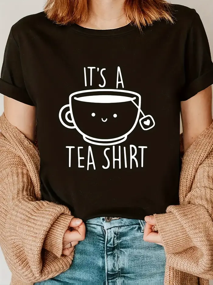 T-shirt décontracté pour femmes avec motif de dessin animé de tasse de thé imprimé avec l'inscription « It's A Tea