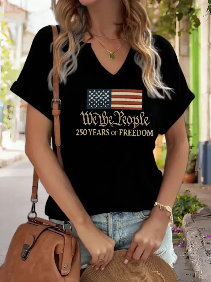 T-shirt graphique col en V pour femmes avec inscription « We The People », T-shirt imprimé « 250 ans
