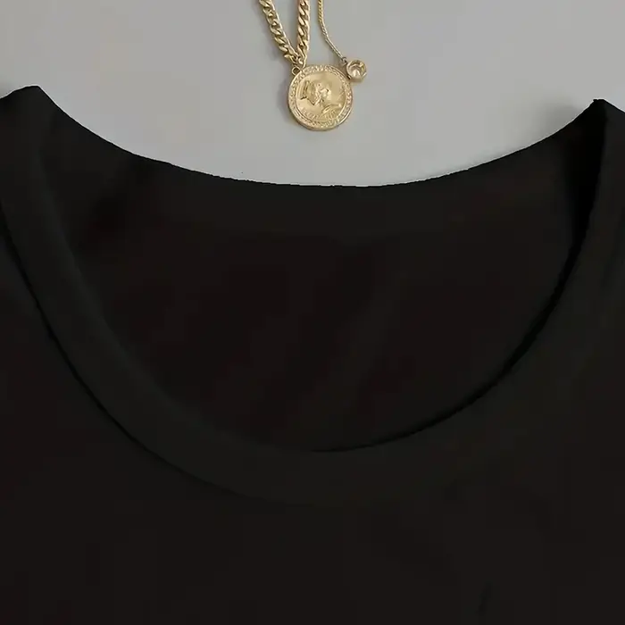 T-shirt noir à imprimé monogramme avec bottes de cowboy et chapeau pour femme