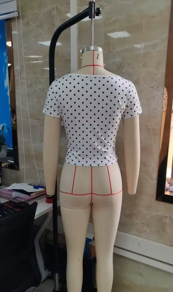 T-shirt court à col carré pour femmes