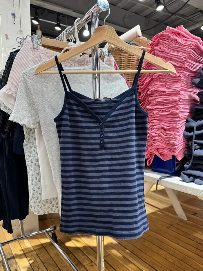 Débardeur rose rayé à quatre boutons pour femme