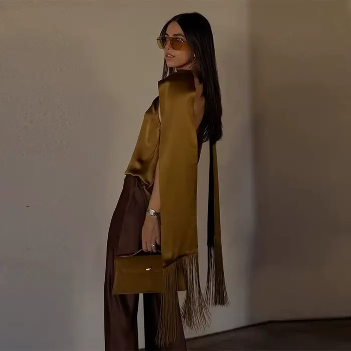 Chemisier élégant pour femme en satin à col licou, avec franges et longue ceinture, dos nu, sans man