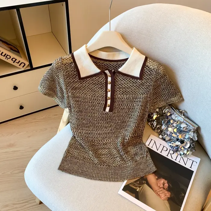 Haut élégant en maille ajourée à manches courtes et col polo pour femme – Design