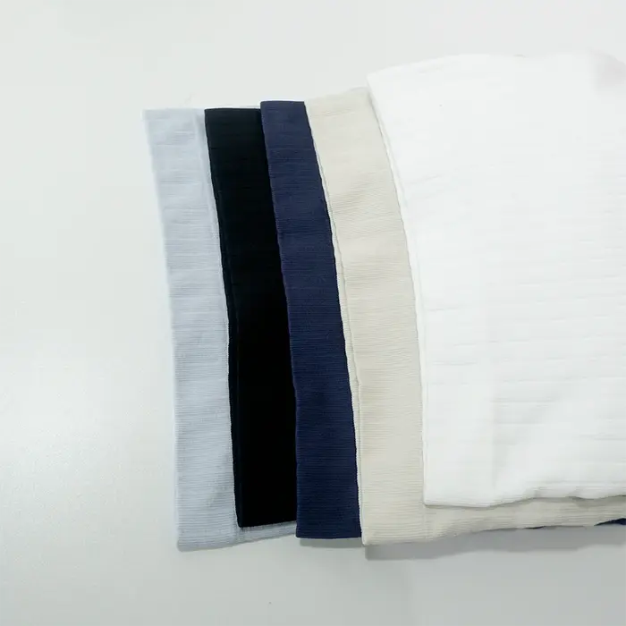 Débardeur court d'été en tricot sans couture avec coussinets de poitrine