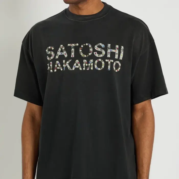 Nouveau T-shirt Satoshi en coton noir à col rond