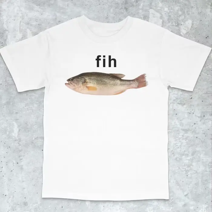 T-shirt graphique Fih Fish. Tee-shirt noir avec imprimé poisson rose et gris réaliste