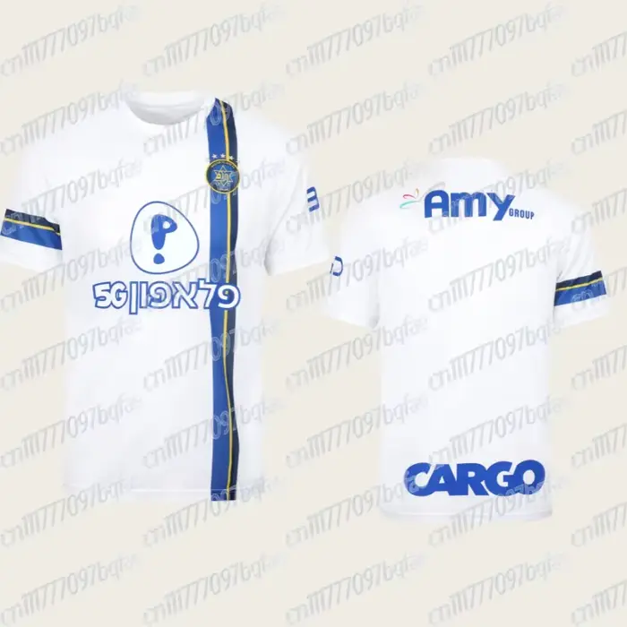 Maillot de football Maccabi Tel Aviv FC avec base blanche, accents bleus et jaunes, emblème du club,