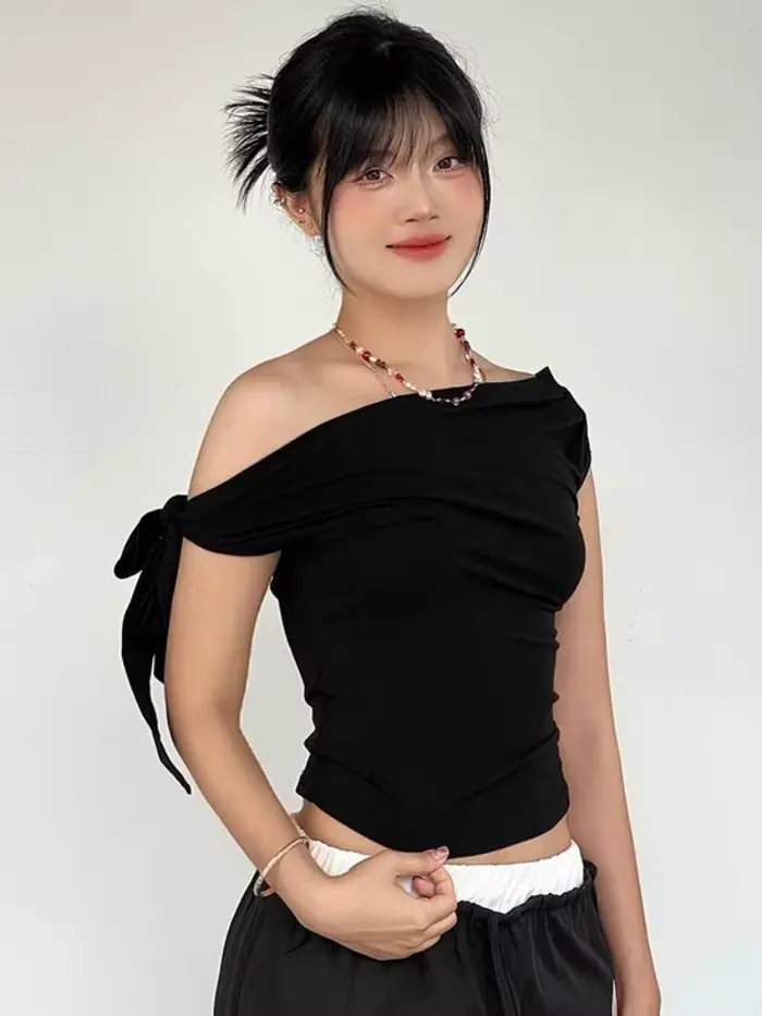 T-shirt asymétrique épaule dénudée pour femmes