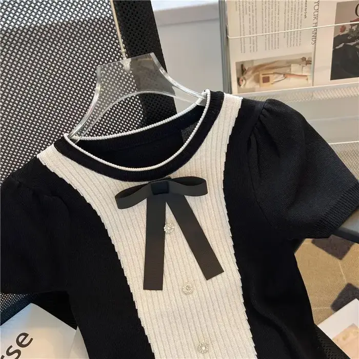 T-shirt tricoté noir à manches courtes pour femmes