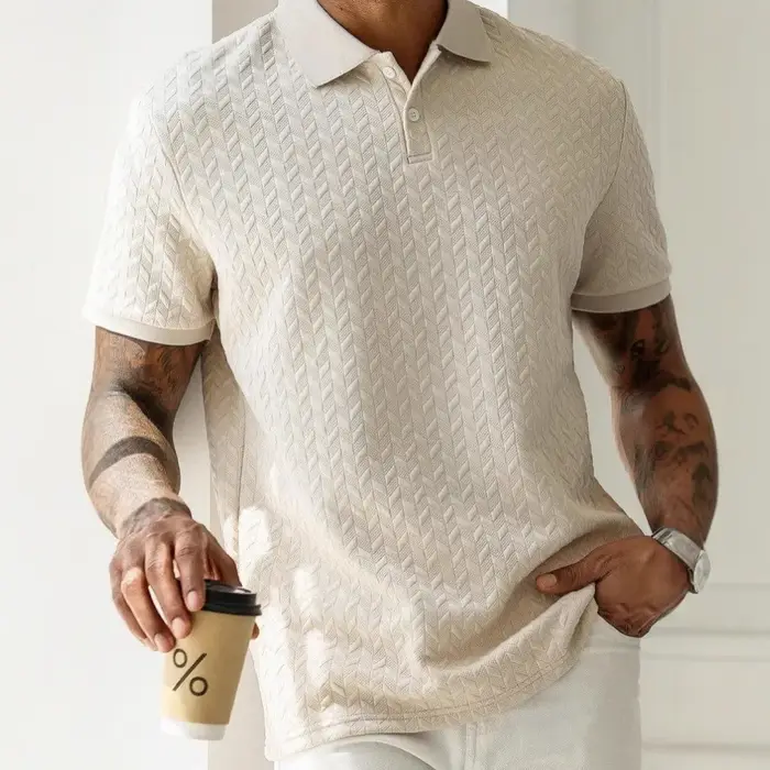 T-shirt polo à manches courtes en tricot beige à chevrons pour hommes