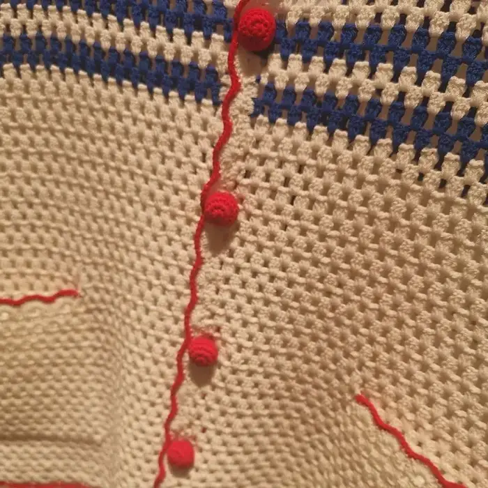 Korobov-T-shirt en tricot évidé à revers chic pour femme