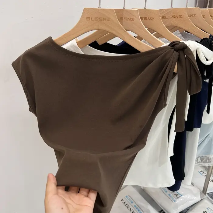Nouveau T-shirt blanc à manches courtes pour femme, été 2026, avec détail nœud sexy, hauts décontractés et polyvalents pour femme, style coréen, couleur unie