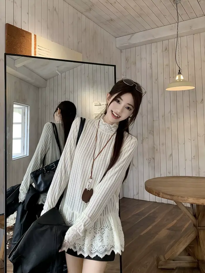 Haute qualité vente chaude en gros haut blanc Design avec dentelle dentelle à manches longues T-shirt Niche couche intérieure Base chemise femmes