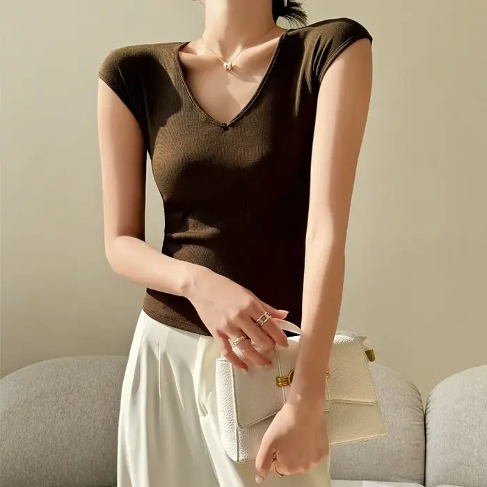 T-shirt pour femmes, col en v