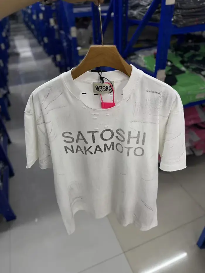 T-shirt unisexe en coton blanc délavé avec logo imprimé lettres classiques Satoshi Nakamoto, effet é