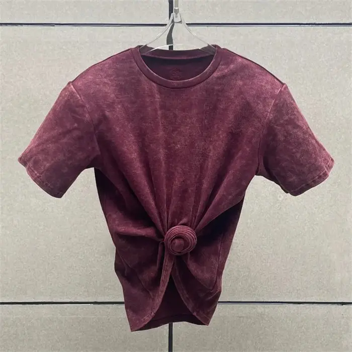T-shirt femme nouveau haut tricoté élastique à manches courtes pour l'été 2025 épaulière coupe ajustée