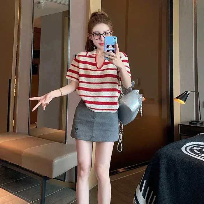 Polo en tricot rayé rouge pour femme