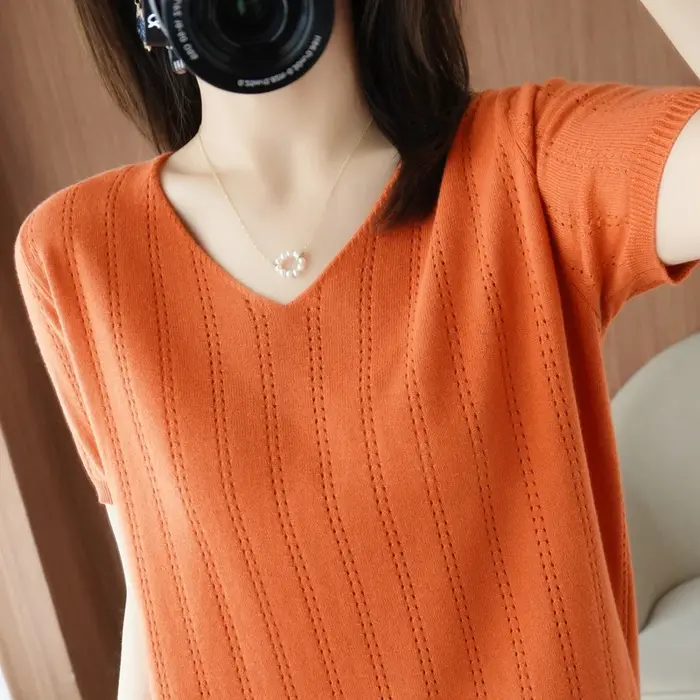 T-shirt à col en V pour femme
