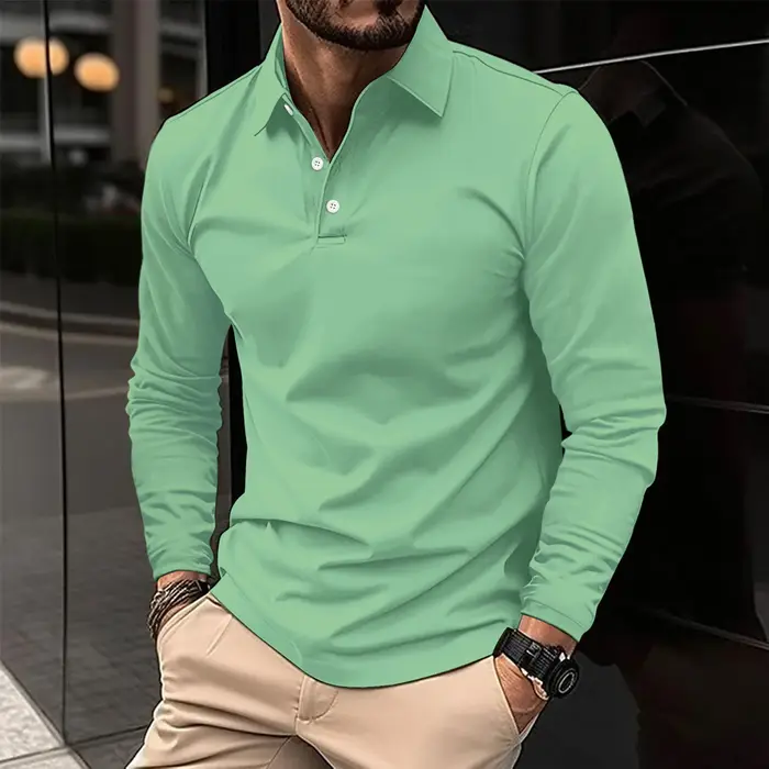 Cette chemise pour homme de haute qualité présente un tissu uni décontracté et convient à la fois aux occasions professionnelles et au golf.