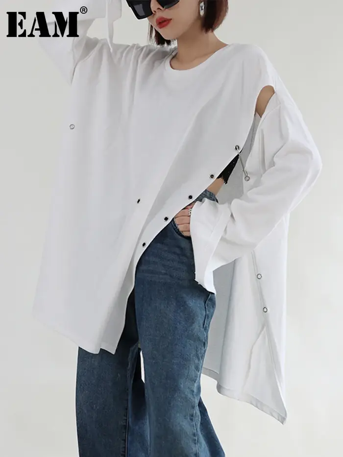 [EAM] femmes noir fente latérale irrégulière grande taille T-shirt nouveau col rond à manches longues mode marée printemps automne 2026 1DE8803