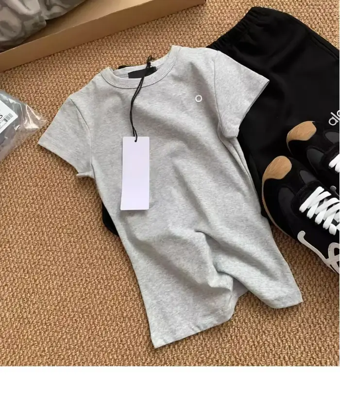T-shirt à manches courtes avec lettres imprimées pour femmes avec un design amincissant