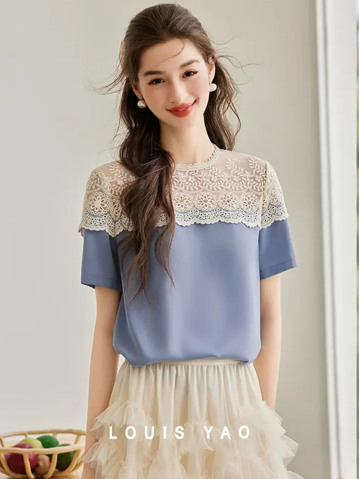 LOUIS YAO chemise femme 2025 été épaule creuse dentelle conception T-shirt tempérament élégant col rond manches courtes
