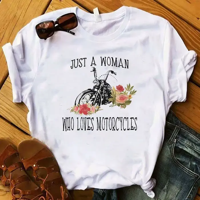 T-shirt imprimé Just A Women Who Loves Hurcycles, T-shirt graphique pour femme, vêtements féminins, 