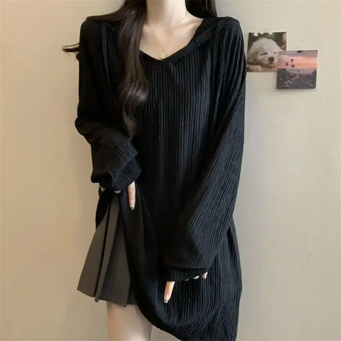 Le T-shirt à capuche et manches longues est un nouveau haut tendance ample et amincissant de style coréen pour les femmes au printemps et en automne