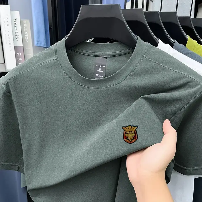 Badge de marque brodé manches courtes hommes t-shirt de luxe designer de mode nouveau été col rond décontracté confort