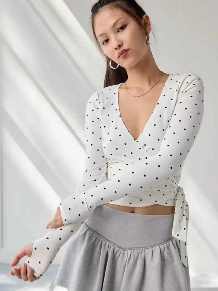 T-shirts à col en v pour femmes Y2k vêtements à manches longues haut court rayé t-shirt mince chemise féministe Streetwear Ropa De Mujer Camisetas