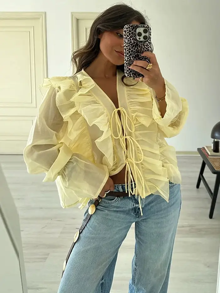 Chemises pour femmes Chic à volants creux à lacets en mousseline de soie col en v manches évasées Blouse femme 2025 printemps nouveau élégant solide dame vêtements d'extérieur
