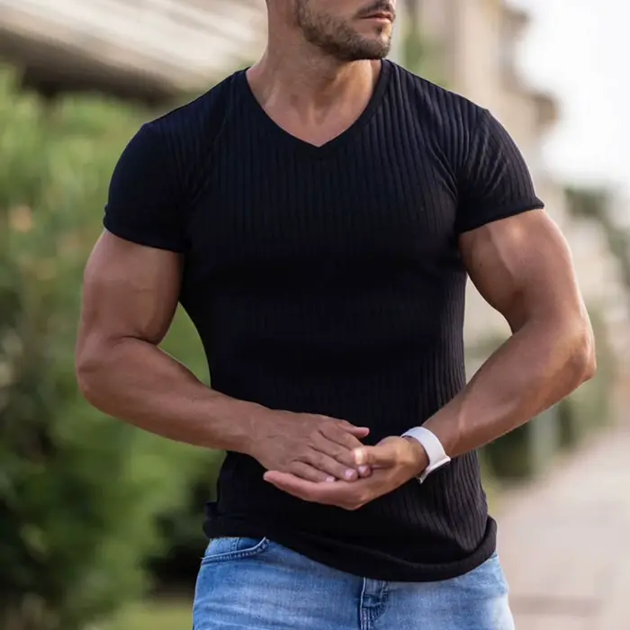 T-shirt à col en V profond pour homme