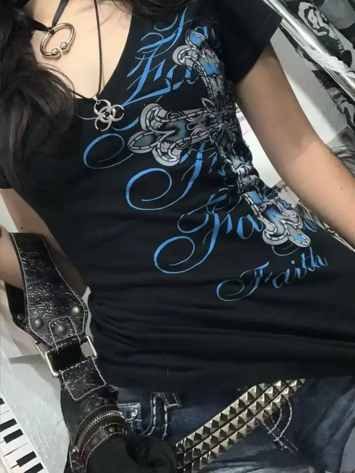 Rock gothique Streetwear lettre croix graphique t-shirts Gyaru 2000s vêtements haut Harajuku femmes col en v