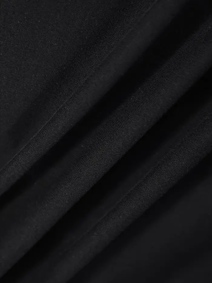 Le t-shirt noir présente un graphique du système Cybernet rouge et blanc avec un motif triangulaire et l'inscription « SKYNET DIVISION » dessus.