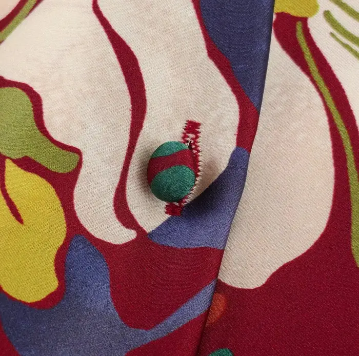 Chemisier Chic en Satin Rouge Profond à Imprimé Floral avec Col Revers