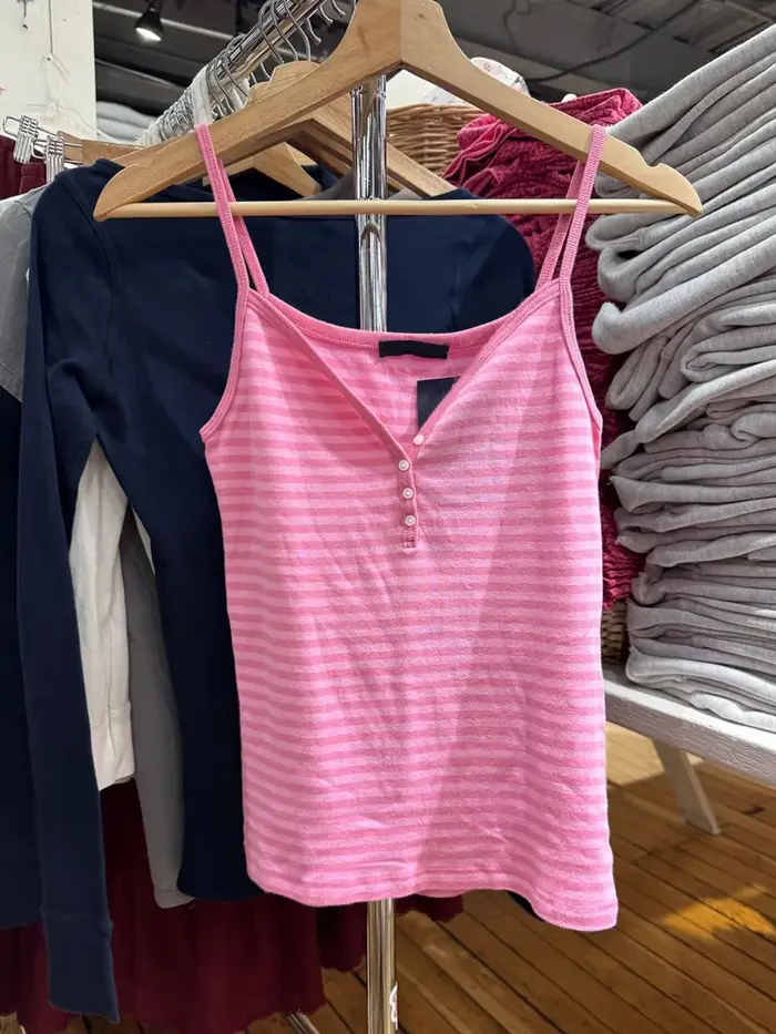 Débardeur rose rayé à quatre boutons pour femme