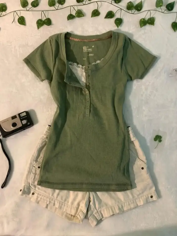 T-shirt vert olive punk pour femme