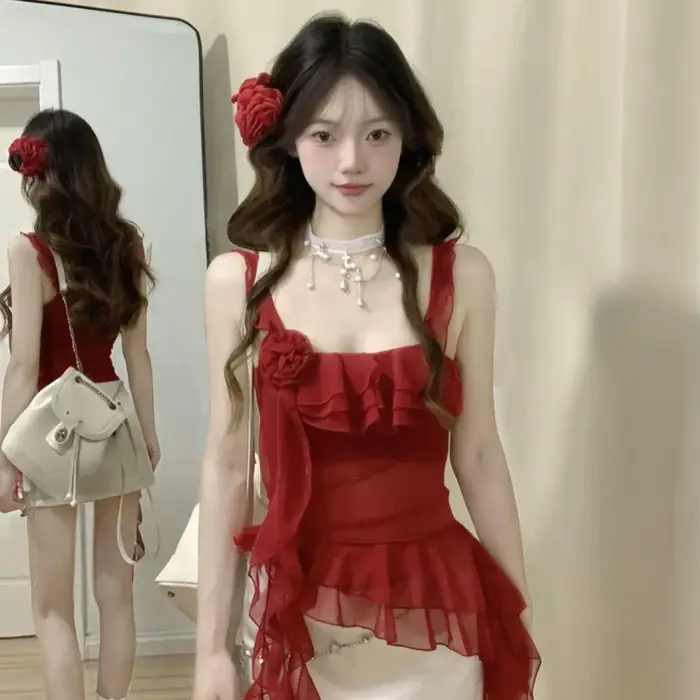 Haut court rouge asymétrique sexy à fines bretelles pour femme, élégant et ajusté, dos nu, style déb