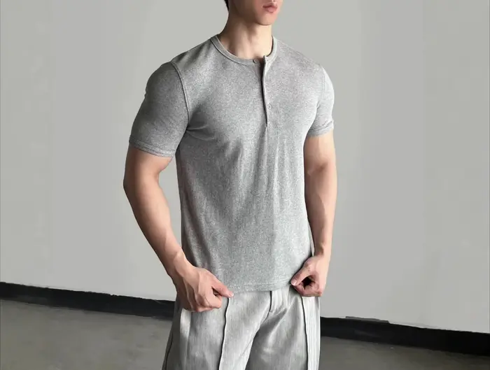 T-shirt Homme Rétro Américain Col Henry Couleur Unie Manches Courtes Coupe Élégante Été Haut de Gamme Épaule Droite Décontracté