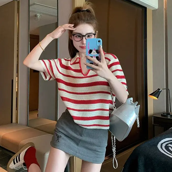 Polo en tricot rayé rouge pour femme