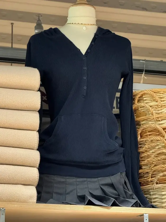 T-shirt à capuche gaufré rayé gris pour femmes