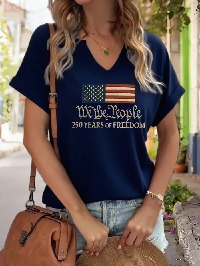 T-shirt graphique col en V pour femmes avec inscription « We The People »