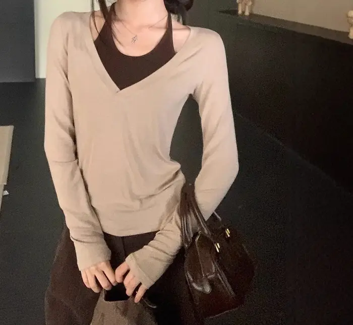 2025 T-shirt à manches longues pour femme au début de l'automne associé à une chemise de base et un