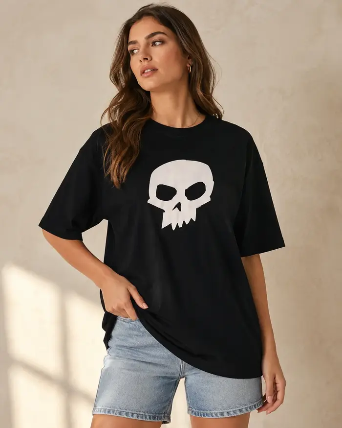 T-shirt à col rond pour femme avec un motif de crâne simple